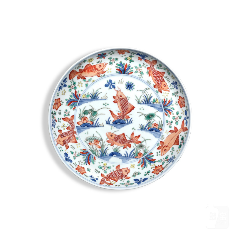 A wucai 'fish' dish, Qing dynasty, Kangxi period | 清康熙 五彩魚藻紋盤 《在川知樂》款 - 图1